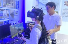 正在广西河池学院的尝试室 